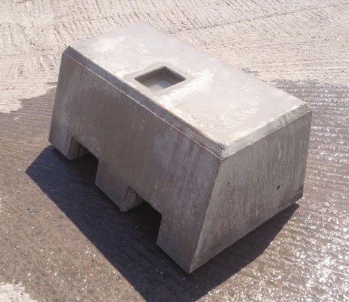 Single kentledge ballast block with a lifting pocket on a concrete yard