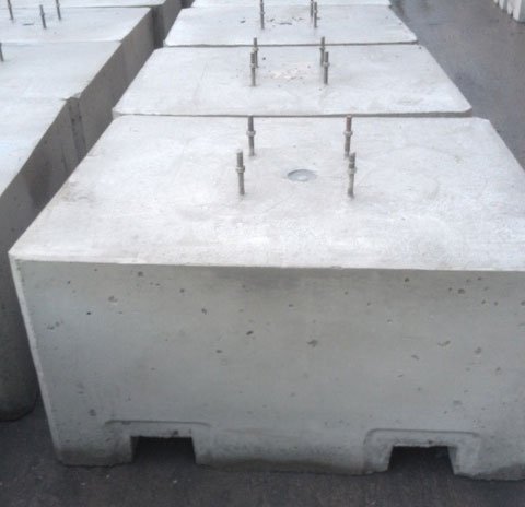 Ballast block cast with protruding threaded studs for fixing a lighting tower