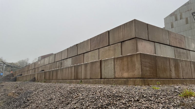 Stepped Legato block wall forming the external corner of a storage bay