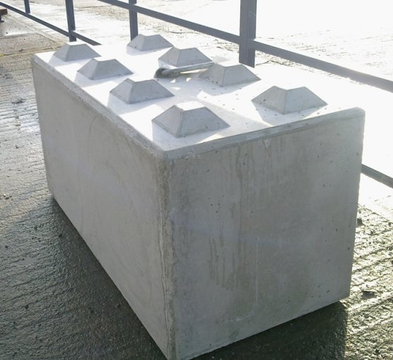 Single Legato LG8 interlocking block showing the moulded shear keys on its top face