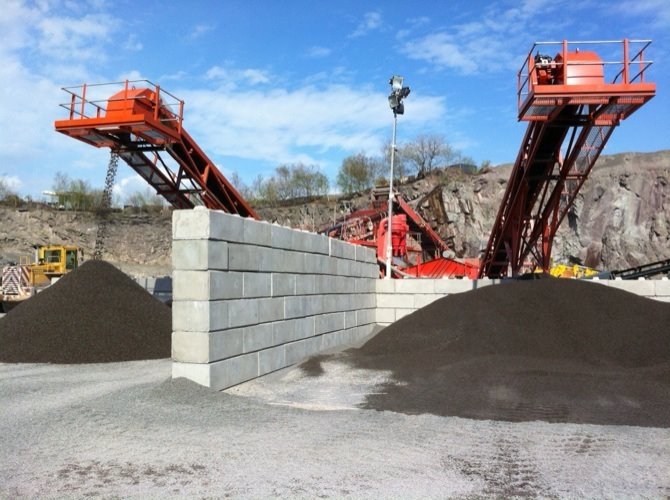 Duo block storage bay dividing stockpiles beside a quarry screening plant