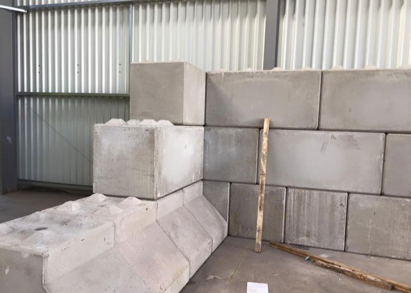 Legato blocks forming an internal corner wall against profiled steel cladding