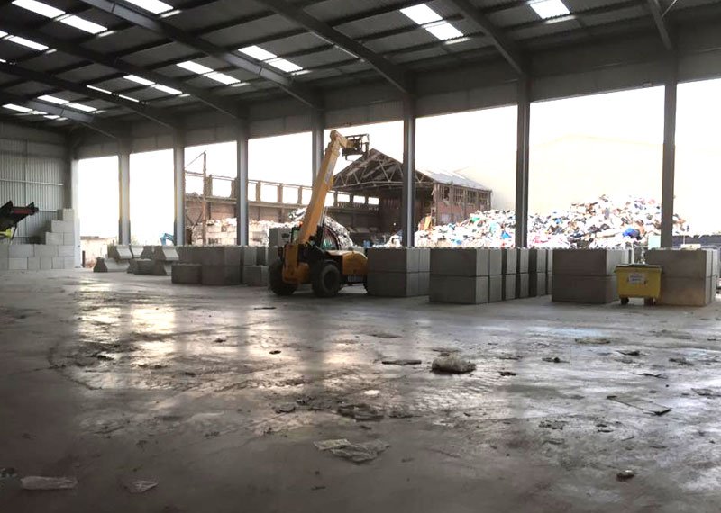 Loading shovel working between Legato block bays in a recycling shed