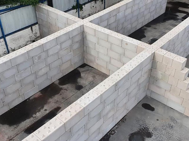 Legato interlocking blocks forming open-fronted material storage bays