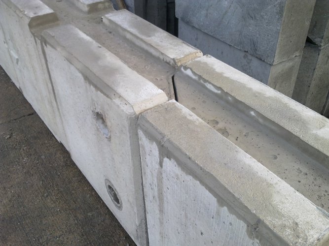 Close-up of the joint between two temporary vertical concrete barrier units