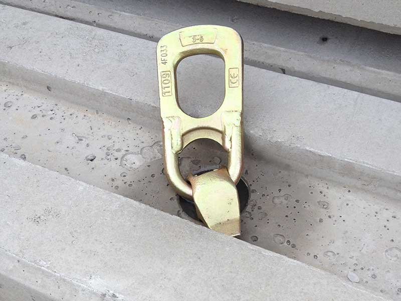 Lifting clutch engaged in the anchor recess of a concrete barrier