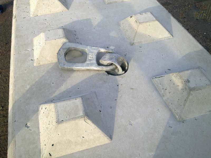 Lifting clutch engaged in the anchor socket on top of a Legato block